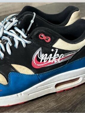 Nike low-top sneaker in black, blue, cream with red Swoosh